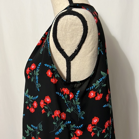 VINCE CAMUTO Size Medium Black with Red Floral High/Low Sleeveless Tank Blouse - Picture 9 of 15
